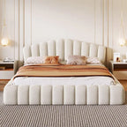 Letto matrimoniale basso imbottito in velluto